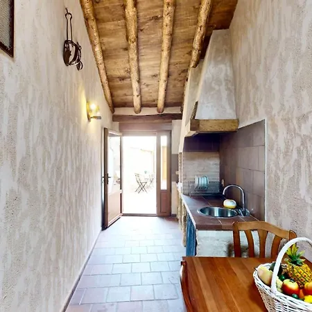 La Fuente Del Fresno Holiday home Caballar